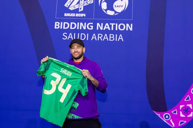 نيمار يحمل قميص المنتخب السعودي بالرقم الذي يشير لنسخة المونديال (الاتحاد السعودي) 