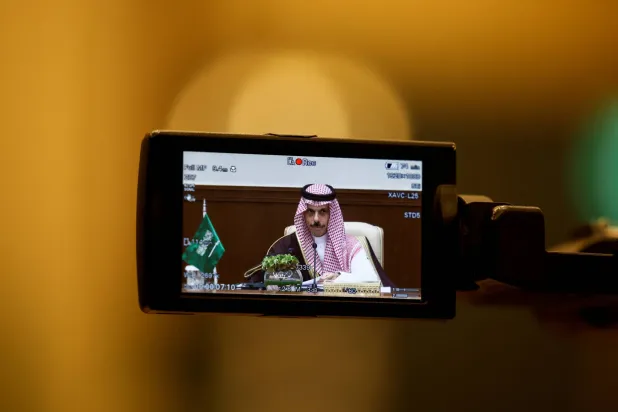 الأمير فيصل بن فرحان لدى تحدثه في المؤتمر الصحافي المصاحب للقمة العربية والإسلامية في الرياض الإثنين (أ.ف.ب)