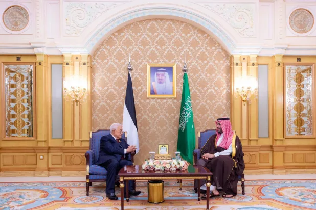 الأمير محمد بن سلمان مستقبلاً الرئيس محمود عباس على هامش القمة (واس)