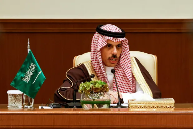 وزير الخارجية السعودي خلال مؤتمر صحافي عقب القمة (رويترز)