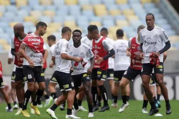 حقق سانتوس عودته بالفوز على مضيفه كوريتيبا بهدفين نظيفين (رويترز)