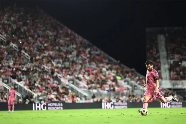 حظي الدوري الأميركي بحضور جماهيري كبير بعد التعاقد مع ميسي (رويترز)