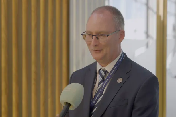 المدير التنفيذي لإدارة التكاليف والعقود التجارية والمشتريات في «البحر الأحمر الدولية» بن إدواردز (تصوير: تركي العقيلي)