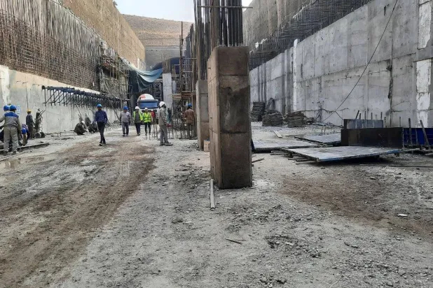 صورة نشرتها صحيفة «همشهري» التابعة لبلدية طهران لعمال يعملون في موقع إنشاء النفق الدفاعي وسط طهران