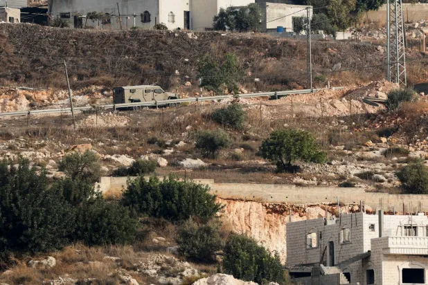 مركبة عسكرية إسرائيلية تعمل أثناء مداهمة إسرائيلية في طوباس بالضفة الغربية المحتلة 9 نوفمبر 2024 (رويترز)