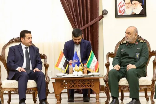 الأعرجي مع قائد «الحرس الثوري» الإيراني حسين سلامي (صفحة الأعرجي على إكس)