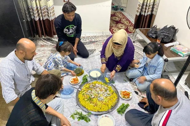 مائدة تجمع مصريين وغزيين داخل شقة في القناطر الخيرية (الشرق الأوسط)