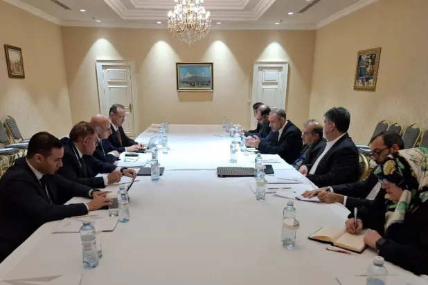 جانب من لقاءات آستانة الأخيرة التي جمعت وزير الخارجية الإيراني بممثلي الوفد السوري (إرنا)