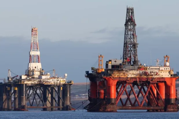 منصات لاستخراج النفط في بحر الشمال (رويترز)