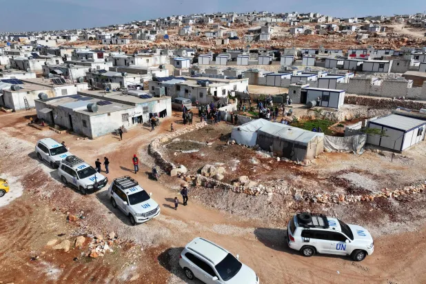 أعضاء من بعثة الأمم المتحدة إلى إدلب السورية تنفيذاً لخطة «التعافي المبكر» التي انطلقت عشية مؤتمر «كوب 29» للتغير المناخي (أ.ف.ب)