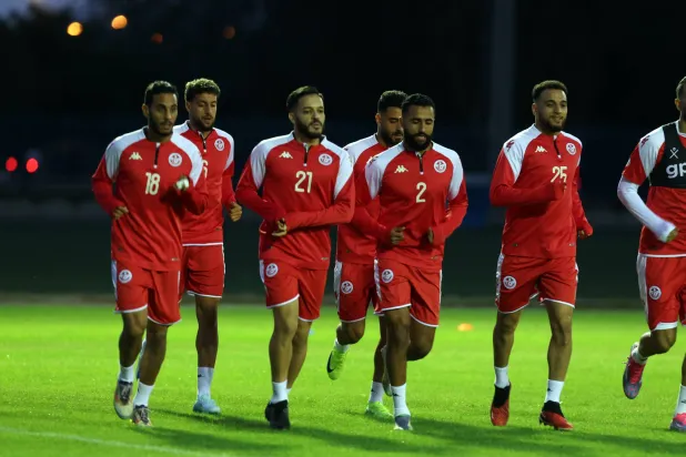 المنتخب التونسي يتدرب استعداداً للتأهل إلى نهائيات كأس الأمم الأفريقية التي تستضيفها المغرب (إ.ب.أ)