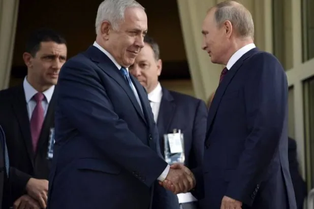 بوتين مستقبلاً نتنياهو في سوشي عام 2023 (أرشفية - رويترز)