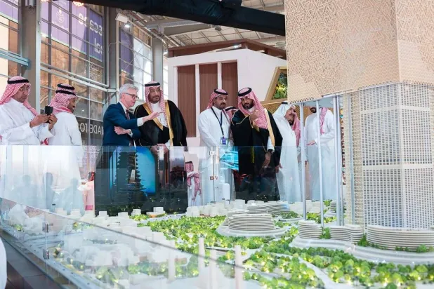 الرئيس التنفيذي لـ«المربع الجديد» يوضح للرئيس التنفيذي لمستشفى الملك فيصل التخصصي ومركز الأبحاث الدكتور ماجد الفياض آخر تطورات الوجهة (الشرق الأوسط)