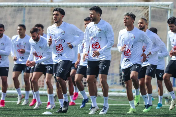 عمر مرموش خلال مشاركته في تدريبات المنتخب المصري (الاتحاد المصري لكرة القدم)