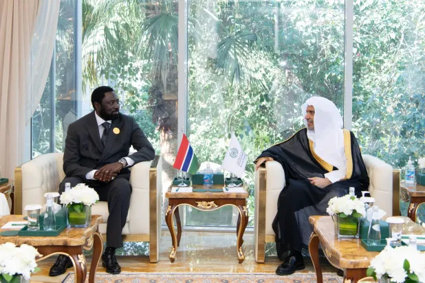 الأمين العام لرابطة العالم الإسلامي خلال استقباله وزير خارجيّة جمهوريّة غامبيا د. مامادو تنغارا (الشرق الأوسط)
