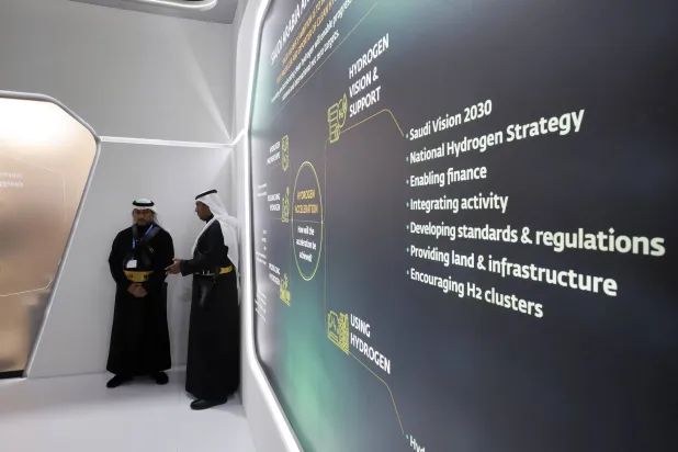 زوّار في جناح السعودية خلال مشاركتها في مؤتمر الأمم المتحدة لتغير المناخ «كوب 29» (إ.ب.أ)