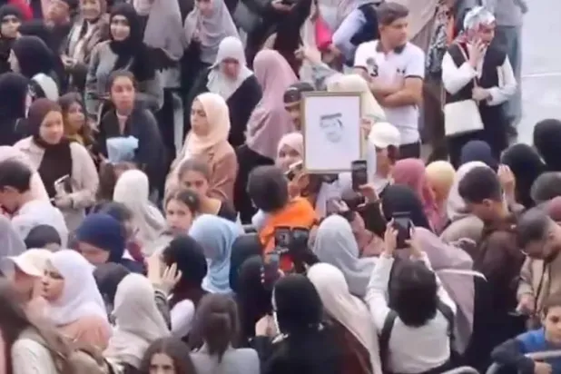 توافد  العشرات في معرض الجزائر للحصول على  نسخة موقعة من رواية" خوف" لأسامة مسلم