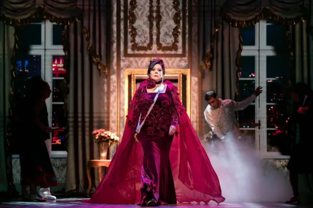 الفنانة إسعاد يونس في لقطة من مسرحية «إس إس هانم» (حساب المستشار تركي آل الشيخ على «فيسبوك»)