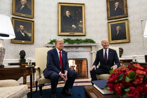 الرئيس جو بايدن والرئيس المنتخب دونالد ترمب يعقدان اجتماعاً في البيت الأبيض (إ.ب.أ)