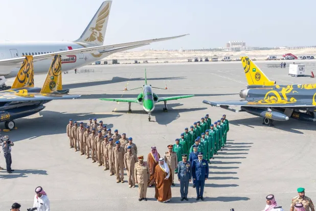 الأمير سلمان بن حمد مع أطقم الصقور السعودية المشاركة (الموقع الرسمي للمعرض)