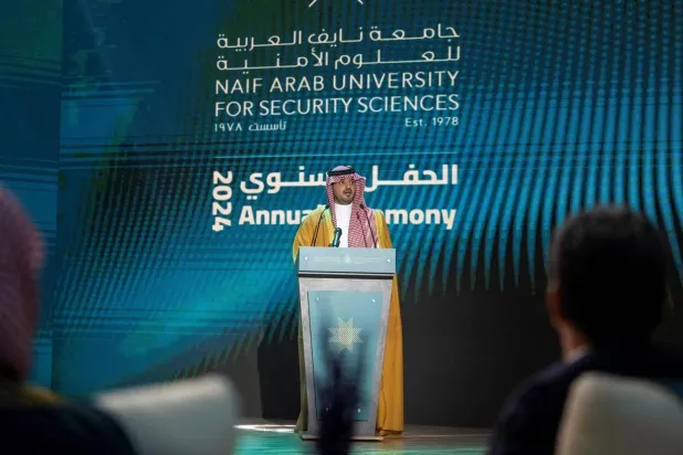 الأمير عبد العزيز بن سعود خلال إلقائه كلمته في الحفل السنوي لجامعة نايف العربية للعلوم الأمنية (واس)