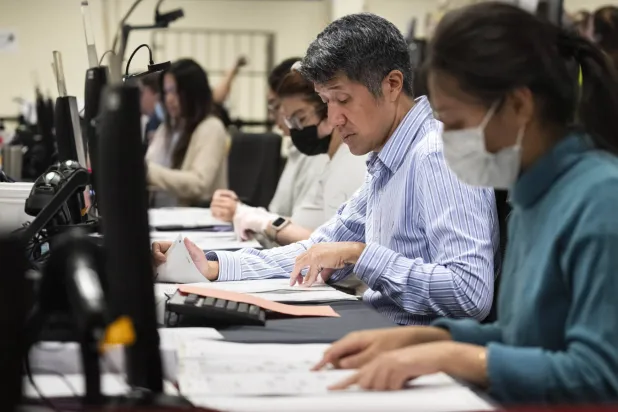 جانب من عملية فرز الأصوات في ولاية كاليفورنيا الأميركية (أ.ب)