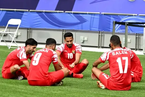 فرحة «المنسف» الشهيرة للاعبي المنتخب الأردني أمام العراق (الشرق الأوسط)