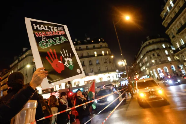 متظاهرون في احتجاج نظمته جمعيات مؤيدة للفلسطينيين وأحزاب يسارية قبيل مباراة فرنسا وإسرائيل (إ.ب.أ)