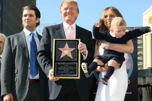 انطلق ترمب من عالم الشهرة والإعلام لكن الرئيس الأميركي ليس محبوب المشاهير (أ.ف.ب)