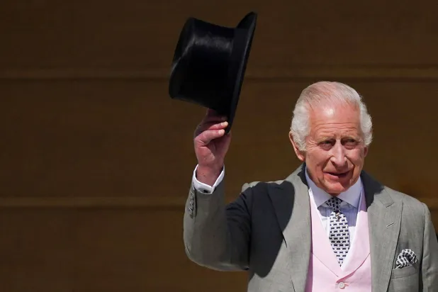 الملك البريطاني تشارلز يلوّح بقبعته (أ.ف.ب)