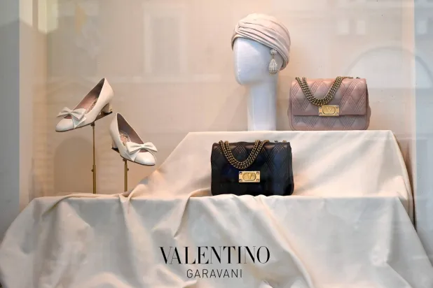 صورة تُظهر واجهة متجر دار الأزياء الإيطالية «فالنتينو» في وسط روما (أ.ف.ب)