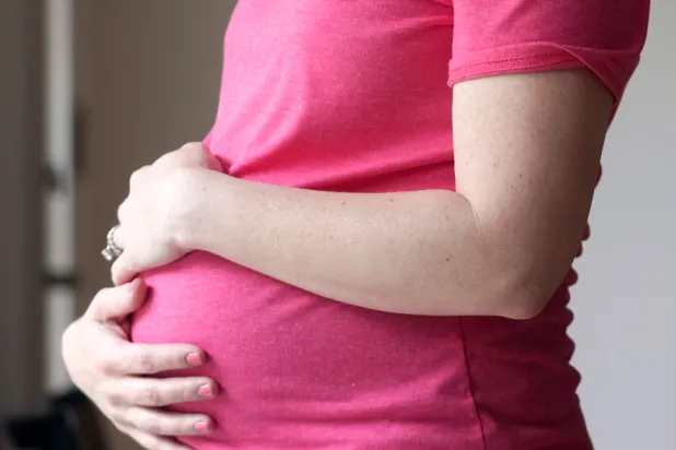 الأم كانت تتنقل بين الرحلات في طريقها إلى ولاية أخرى عندما دخلت في مرحلة المخاض (أ.ب)