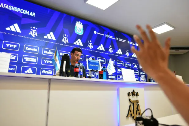 سكالوني خلال المؤتمر الصحافي لمباراة باراغواي (رويترز)