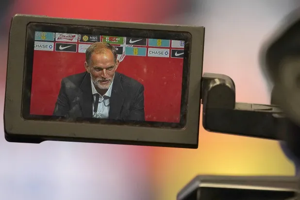 توماس توخيل كما يبدو في كاميرا أحد المصورين خلال المؤتمر الصحافي لتقديمه رسمياً (أ.ب)