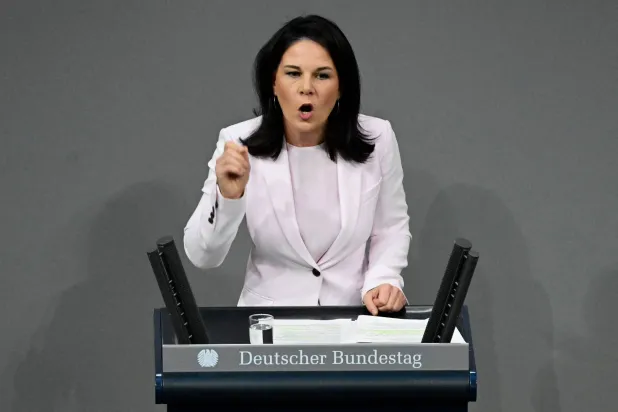 أنالينا بيربوك أثناء إلقائها كلمة خلال جلسة في 13 نوفمبر 2024 بالبوندستاغ (مجلس النواب الألماني) ببرلين (أ.ف.ب)