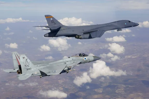 طائرة «إف 15» إسرائيلية وقاذفة استراتيجية أميركية خلال أحد التدريبات المشتركة (موقع الجيش الإسرائيلي)