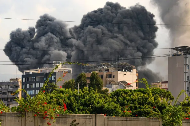 لحظة استهداف صاروخ إسرائيلي مبنى في منطقة الغبيري بضاحية بيروت الجنوبية (الشرق الأوسط)