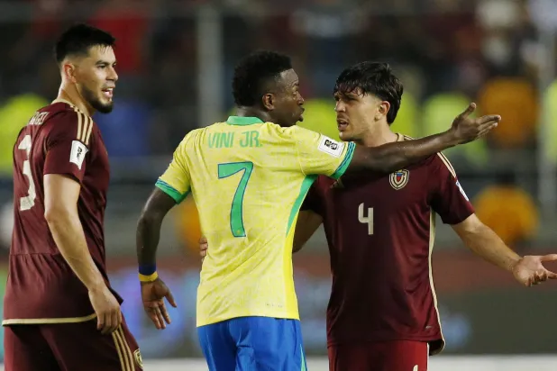 فينيسيوس في جدال مع لاعبي فنزويلا (رويترز)