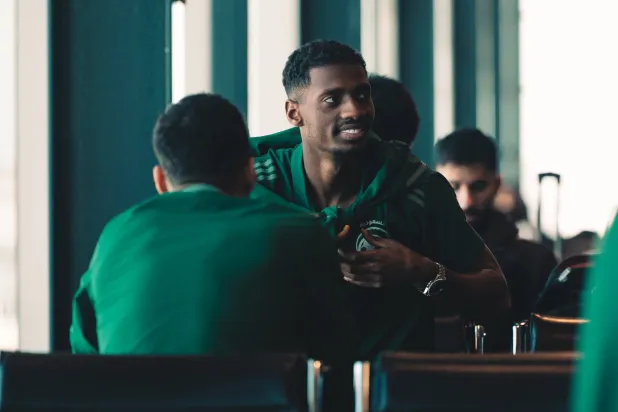 الأخضر في مطار ملبورن حيث سيغادر لجاكرتا (المنتخب السعودي)