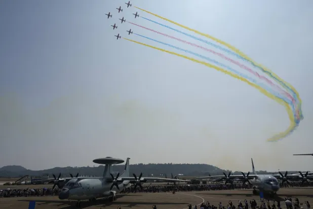 طائرات تحلّق ضمن معرض الصين الدولي الـ15 للطيران والفضاء جنوب الصين (أ.ب)