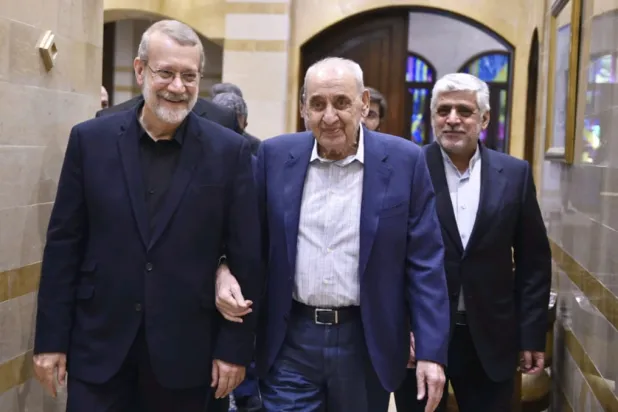 كبير مستشاري خامنئي علي لاريجاني مع رئيس البرلمان اللبناني نبيه بري (إعلام البرلمان)