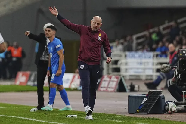 لي كارسلي المدرب المؤقت لمنتخب إنجلترا (أ.ب)