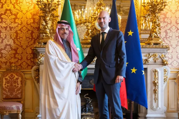 وزير الخارجية السعودي مع نظيره الفرنسي خلال لقاء جمعهما على غداء عمل في باريس (واس)