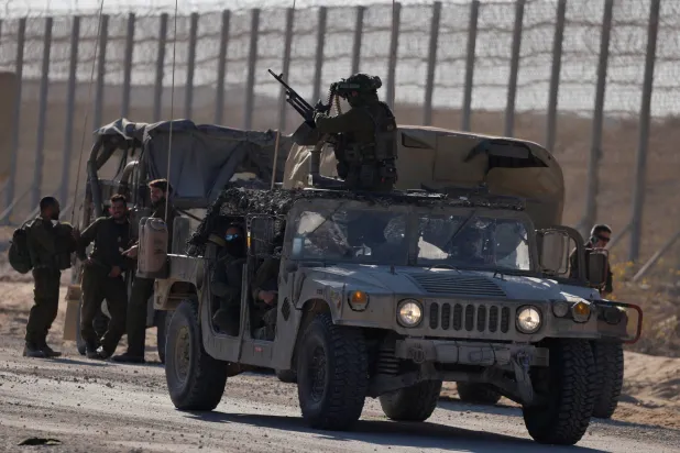 جنود إسرائيليون يستعدون لدخول قطاع غزة وسط الصراع المستمر في غزة بين إسرائيل و«حماس»، عند معبر كرم أبو سالم في جنوب إسرائيل، 11 نوفمبر 2024 (رويترز)