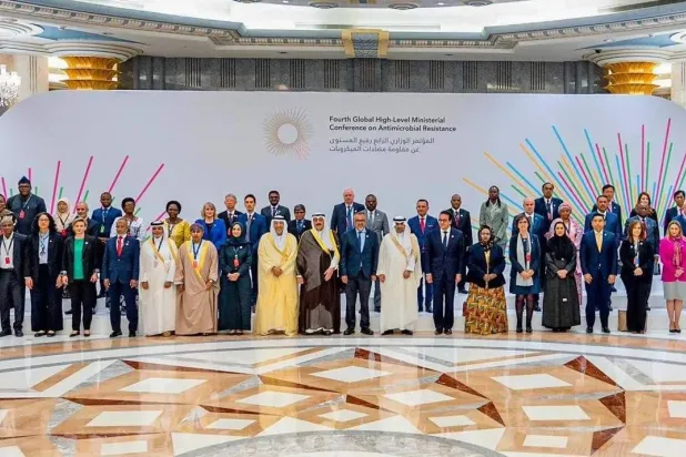 وزير الصحة السعودي في صورة تذكارية مع وزراء وكبار مسؤولي قطاعات الصحة والبيئة والزراعة المشاركين في المؤتمر الوزاري في جدة (واس) 