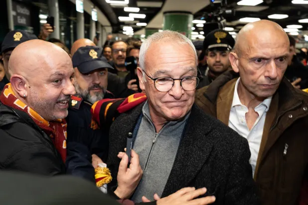 كلاوديو رانييري عند وصوله إلى المطار لتدريب فريق روما (إ.ب.أ)