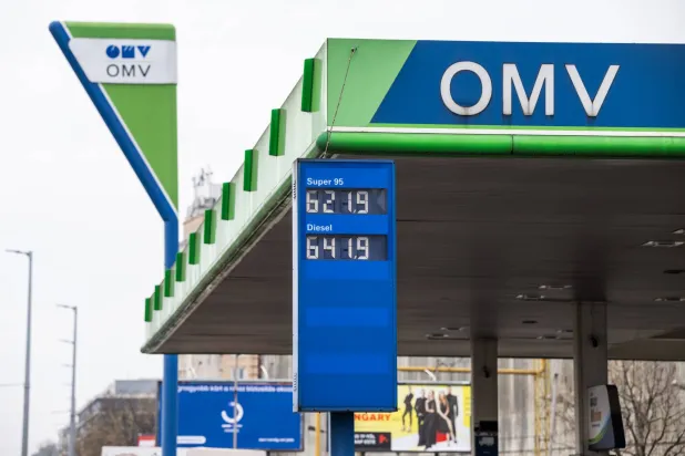 محطة للتزود بالوقود في المجر عليها شعار مجموعة «أو إم في» النمساوية للنفط والغاز (د.ب.أ)