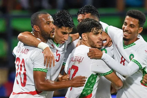لاعبو المغرب يحتفلون بأحد أهدافهم في المباراة (الشرق الأوسط)