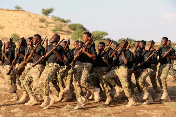 Sudan ordusunun yeni üyeleri, 5 Kasım'da doğudaki el-Gadarif kentinde düzenlenen mezuniyet töreninde yeteneklerini sergiliyor. (AFP)