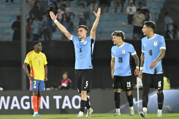 مانويل أوغارتي يحتفل بهدف الفوز القاتل في مرمى كولومبيا (أ.ب)